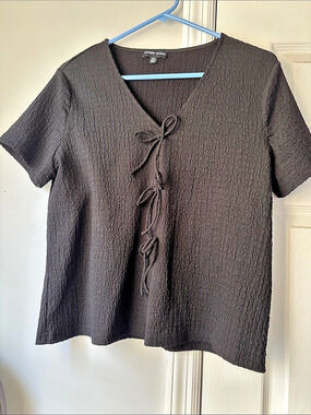 Modern Works Short Sleeve Tie-Front Top in Black Size Medium Like New